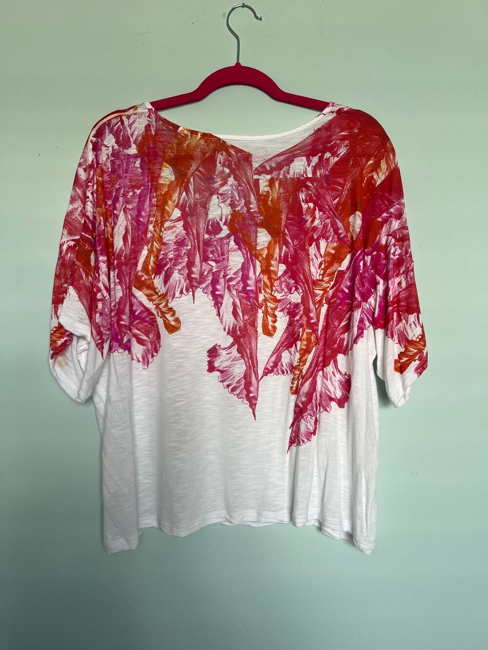 Calvin Klein NWOT. Women’s scoop neckline  floral pink top Size M